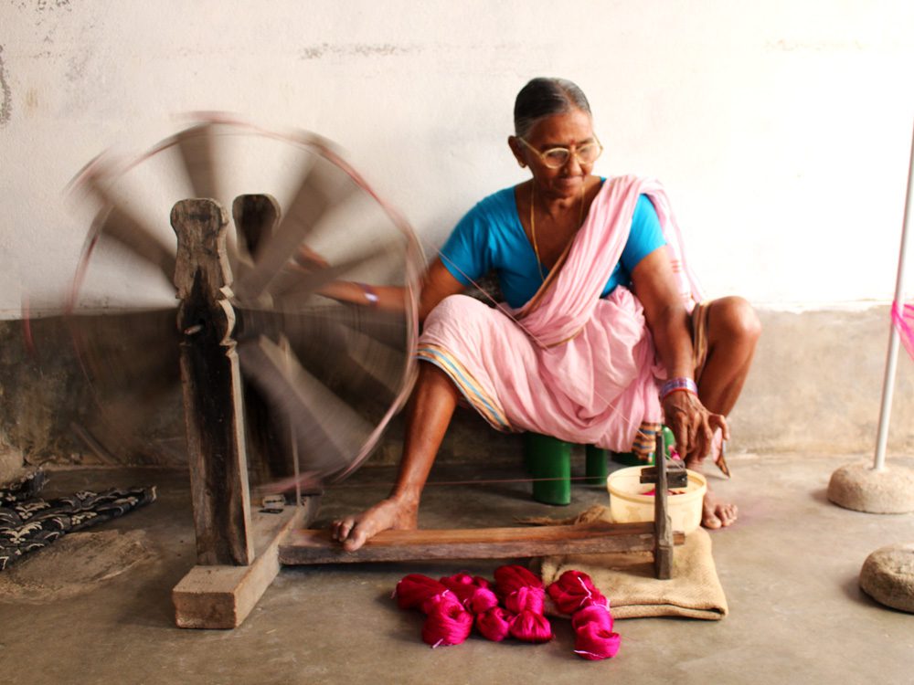 Le fil du temps : une femme utilise un rouet traditionnel pour créer des fils artisanaux.