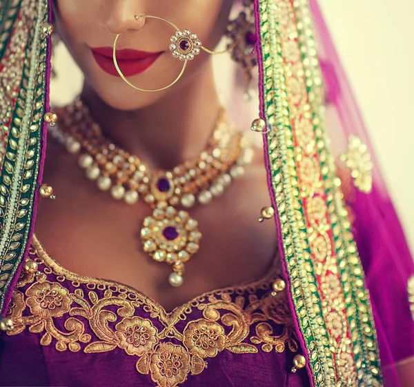 Une femme parée de bijoux traditionnels indiens.