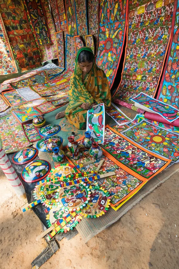 Artisane au travail parmi ses créations colorées