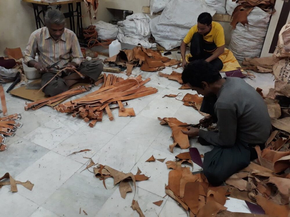 Artisans au travail dans un atelier de cuir