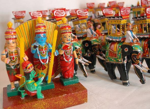 Figurines artisanales colorées