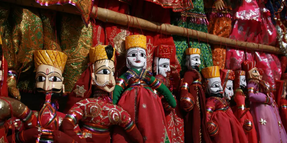 Les marionnettes traditionnelles : des personnages qui prennent vie lors des fêtes.