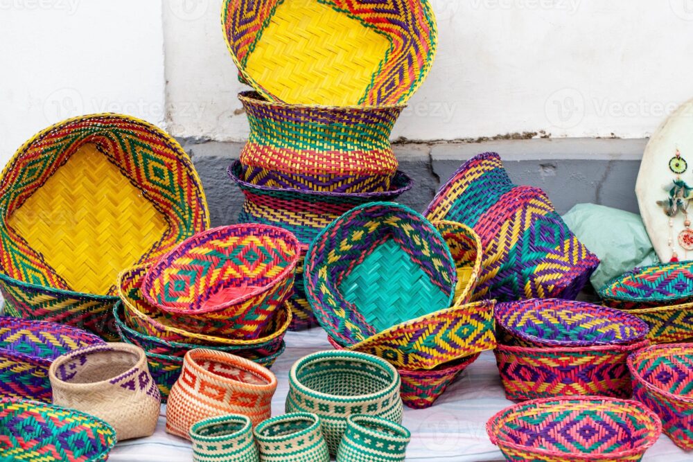Des paniers en osier aux couleurs vibrantes : l'art du tissage traditionnel.